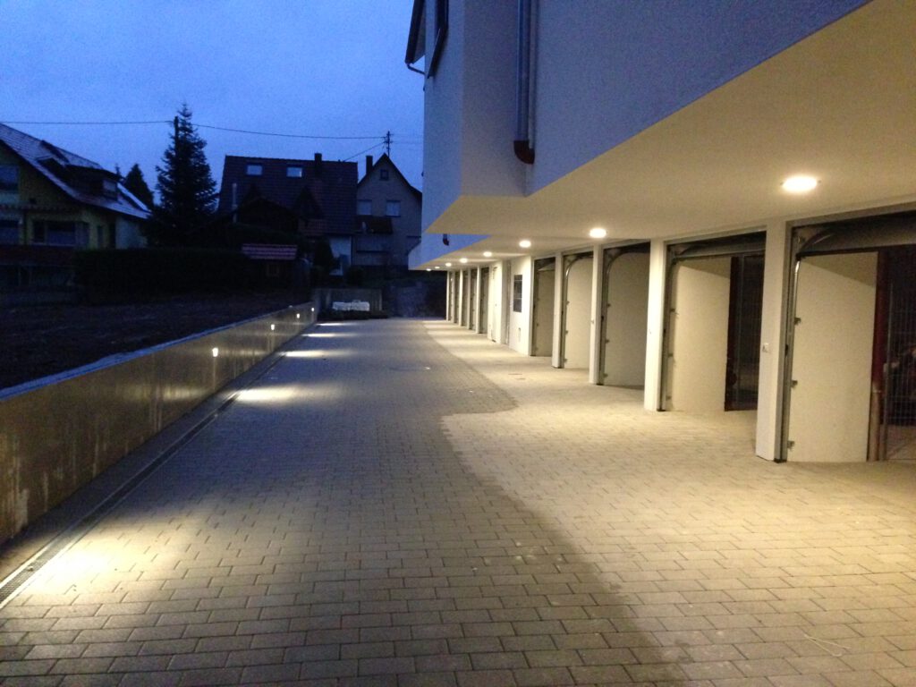 Zufahrt Mehrfamilienhaus
